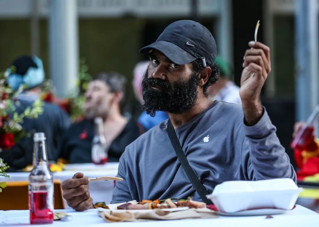 悉尼街头突然摆满丰盛免费大餐！而接下来一幕，让全世界都泪目…