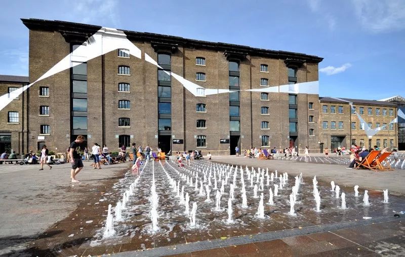 St-Granary-Square，建筑为伦敦艺术大学的中央圣马丁学院（CSM），图片来源网络